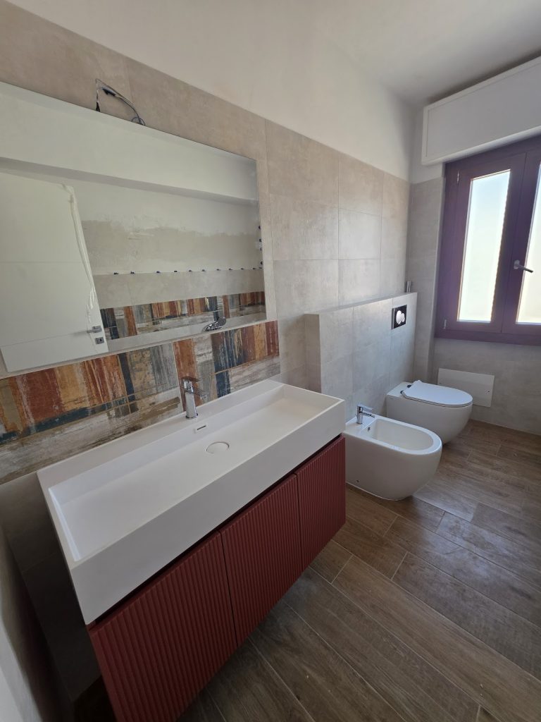 Lavabo su mobile rosso