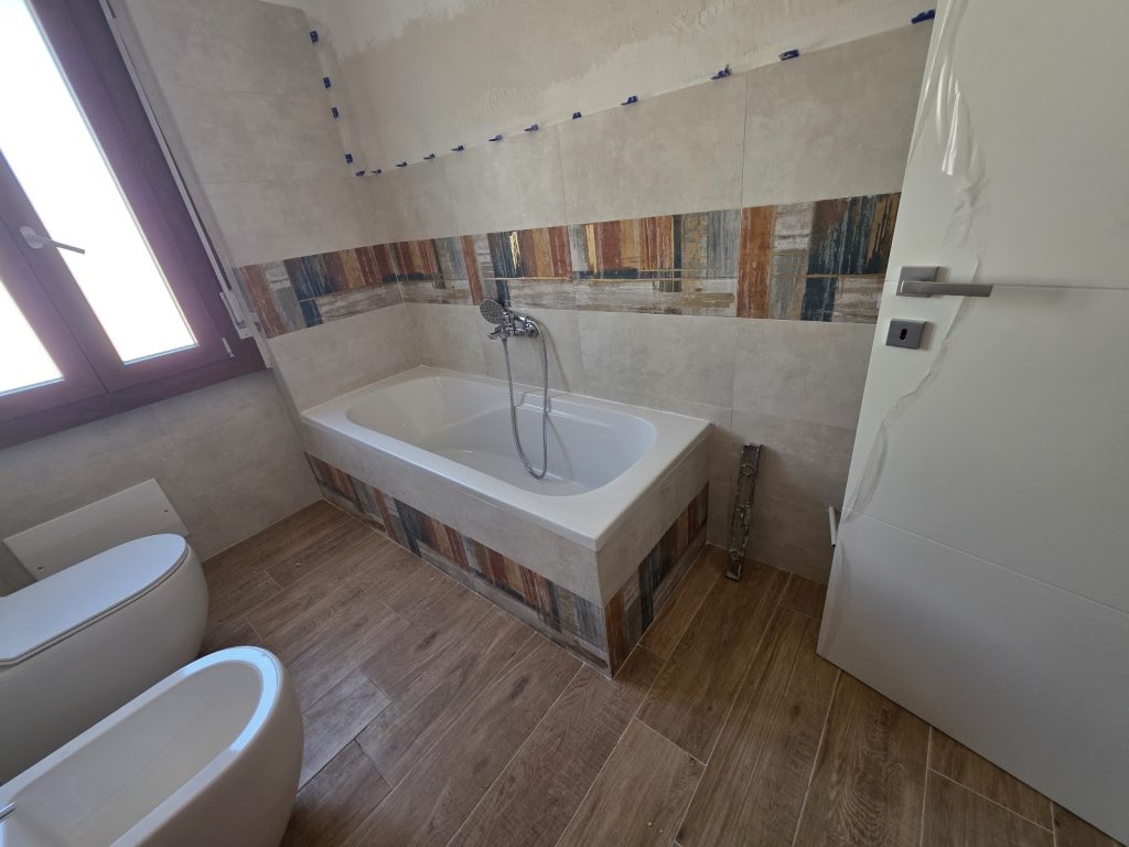 Vasca rivestita con piastrelle effetto legno