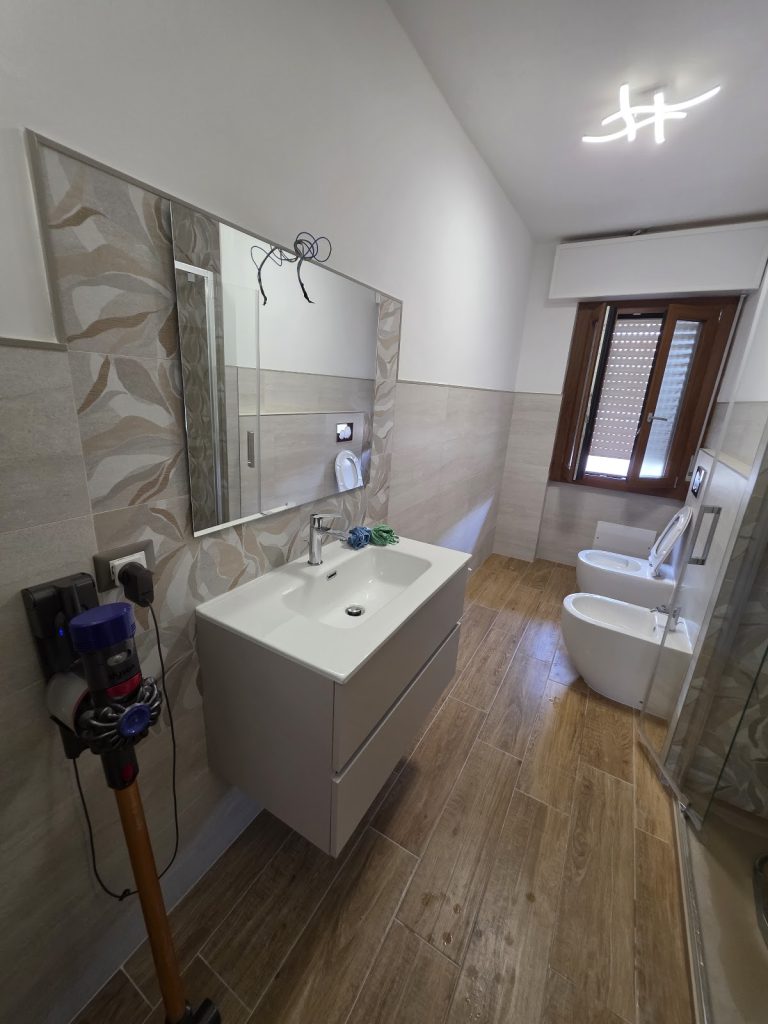 Secondo bagno con mobile bianco