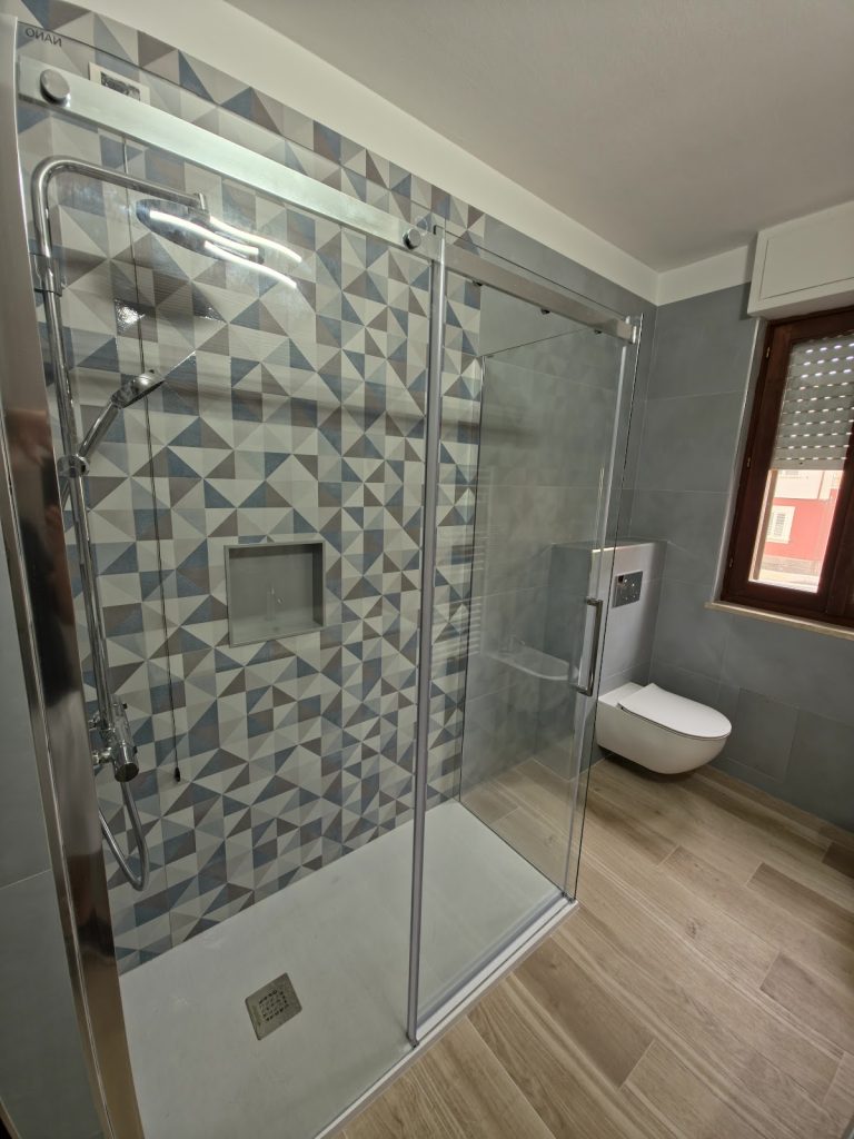 Box doccia in cristallo e sanitari sospesi