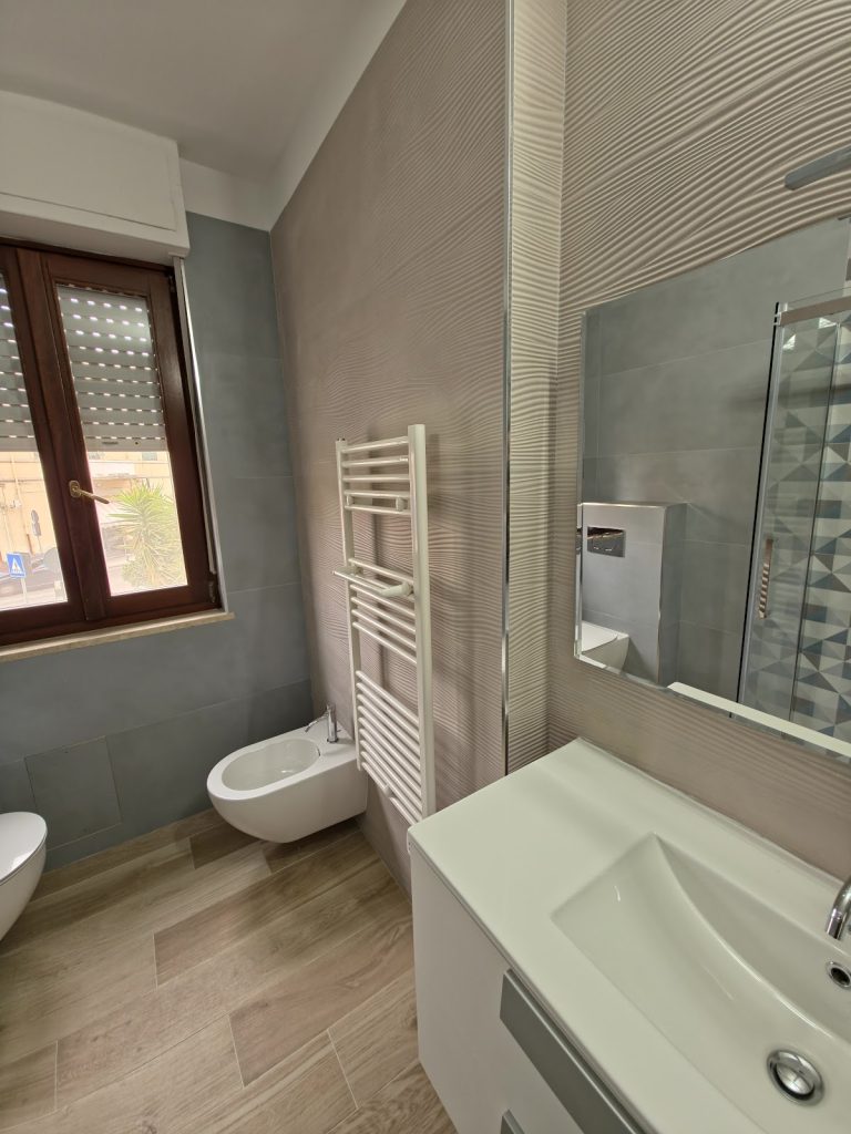 Bagno finito con scaldasalviette