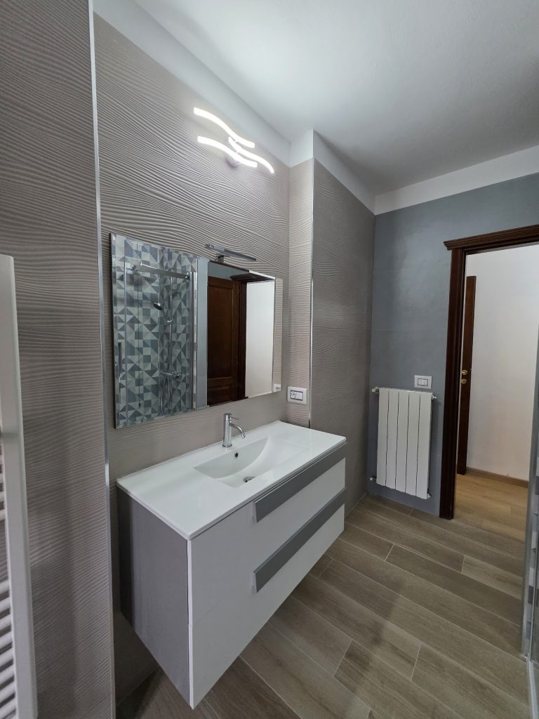 Mobile bagno bianco con specchio