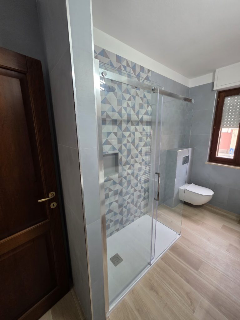 Bagno finito visto dalla porta